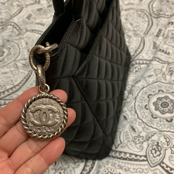 Chanel Caviar Medallion tote. Excellent condition, no rip, tear, well kept. - Picture 7 of 12